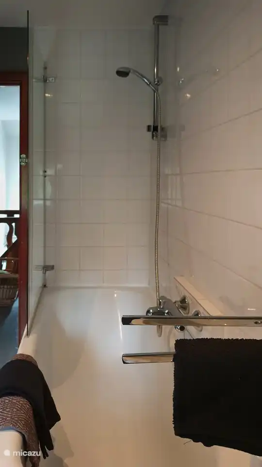 2 chambres partagent 1 salle de bain avec baignoire.