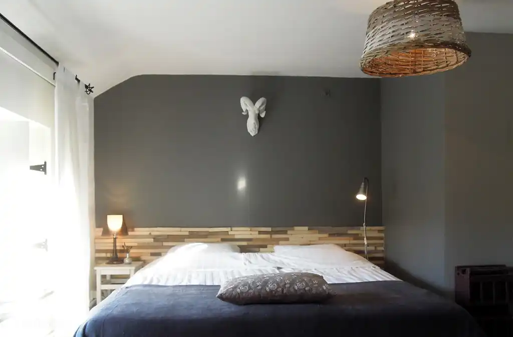 Pacquette a 2 matelas séparés de 90 cm chacun avec 2 couettes distinctes.