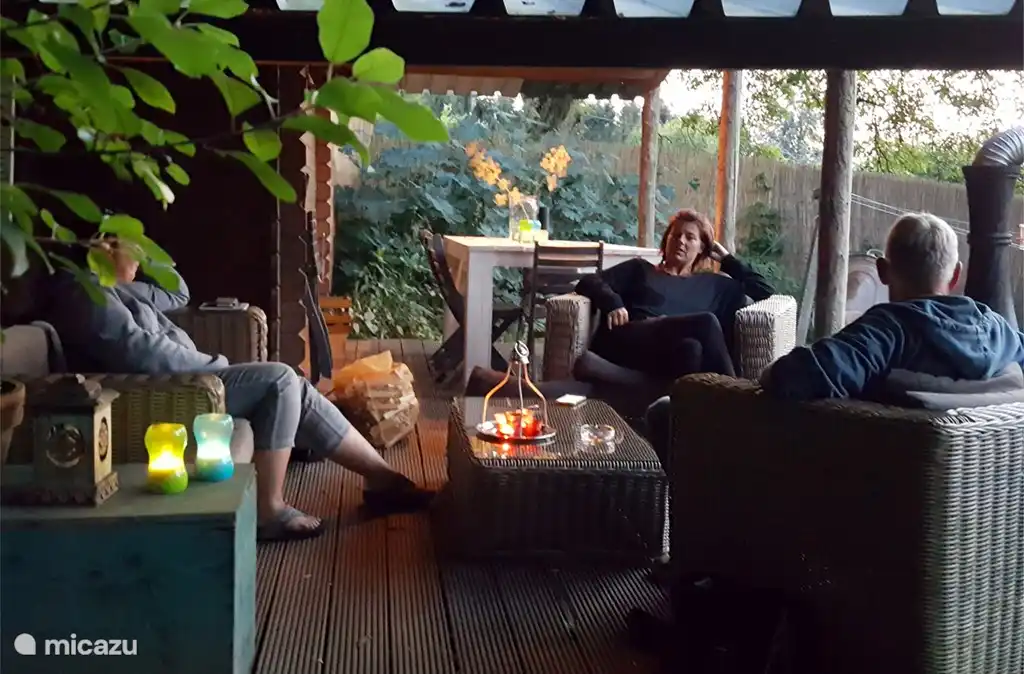 Un endroit idéal avec vue sur le jardin. Dîner à la table robuste puis discuter près du poêle à bois.