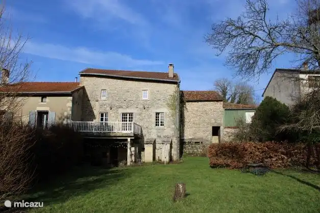 In een authentiek, landelijk dorpje gelegen aan een riviertje en omringd door prachtige natuur ligt ons sfeervolle, comfortabele familiehuis. Dé plek om met vrienden en familie te kokkerellen, fikse wandelingen te maken, te borrelen bij het knapperende haardvuur, te genieten op het zonnige terras.