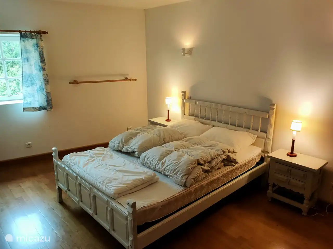 Een van de slaapkamers op de eerste etage met een 2-persoonsbed van 1.40 x 200 cm.