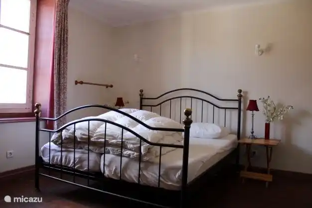 Een andere slaapkamer op de eerste etage met een 2-persoonsbed van 160 x 200 cm.