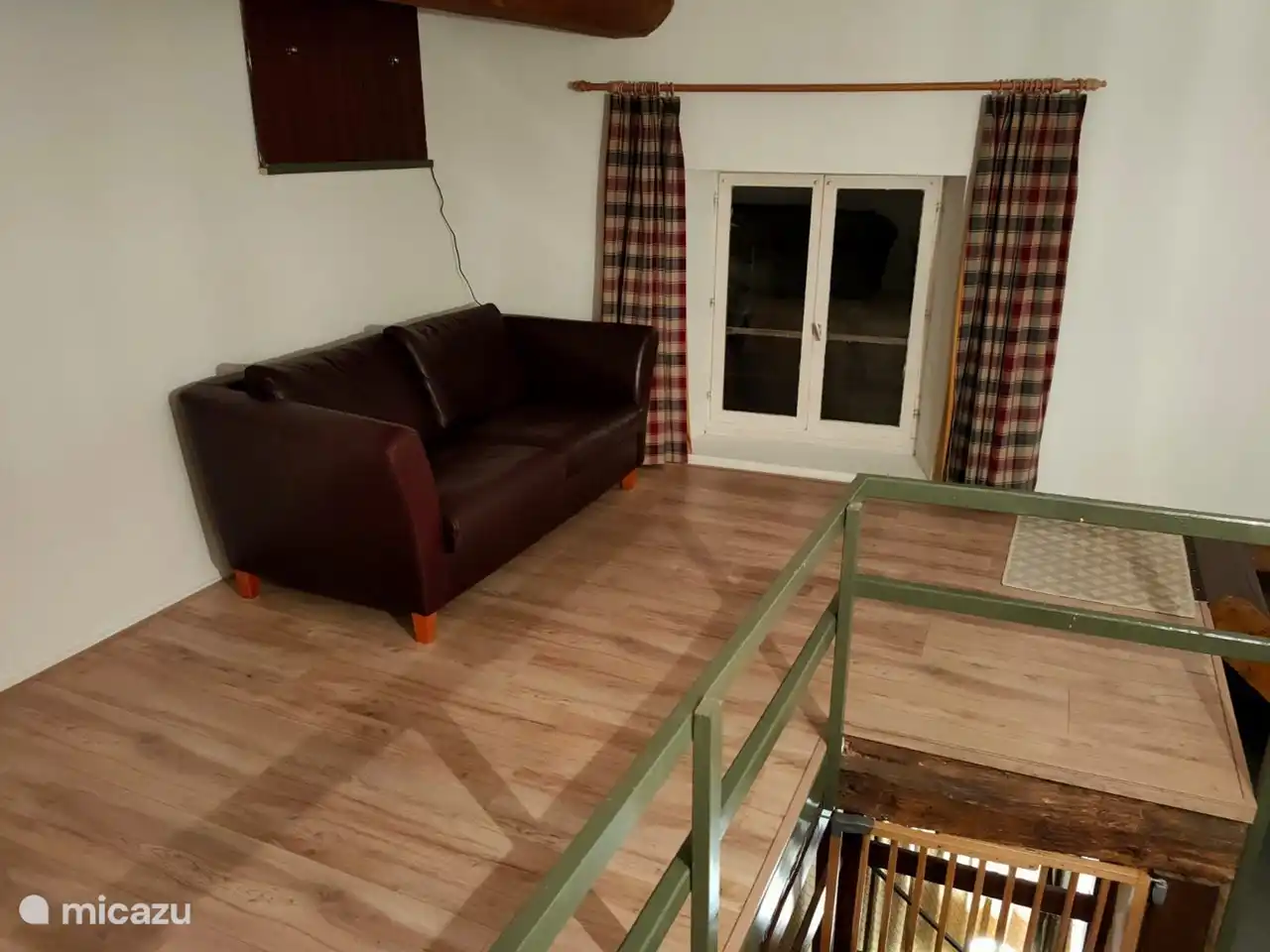 De vide is onlangs voorzien van laminaat en opnieuw ingericht. Er is ruimte om er te lezen, spelletjes te doen en te spelen met Duplo, Lego, Knex en Playmobil. Alles is in huis aanwezig.