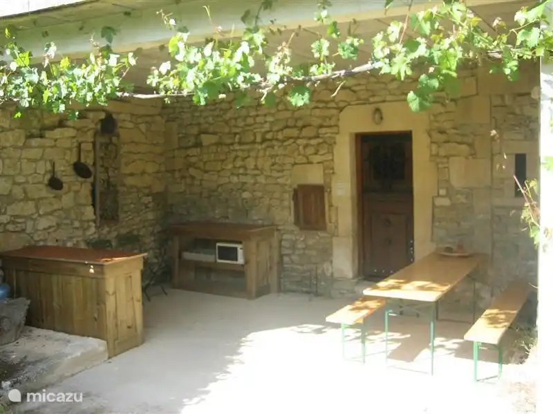 De eenvoudige buitenkeuken op het schaduwterras biedt de gelegenheid om bij bijvoorbeeld heet of nat weer toch lekker buiten te kunnen koken en eten!