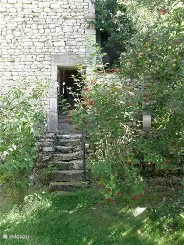 Idyllische doorgang van de tuin naar de carport via de authentieke trap.