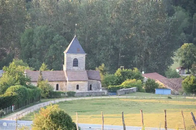 Schilderachtig! Het kerkje van Lavincourt gezien vanaf de achterkant.