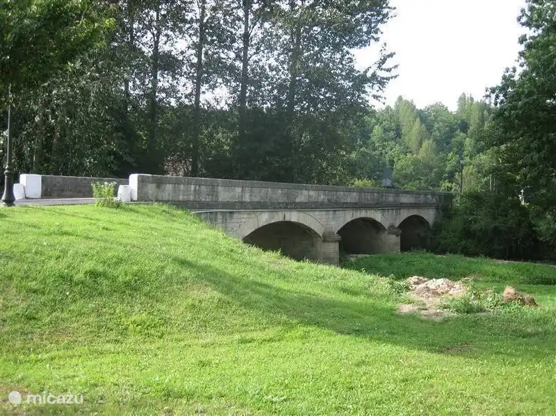De prachtige oude brug over de Saulx die toegang biedt tot het dorp.