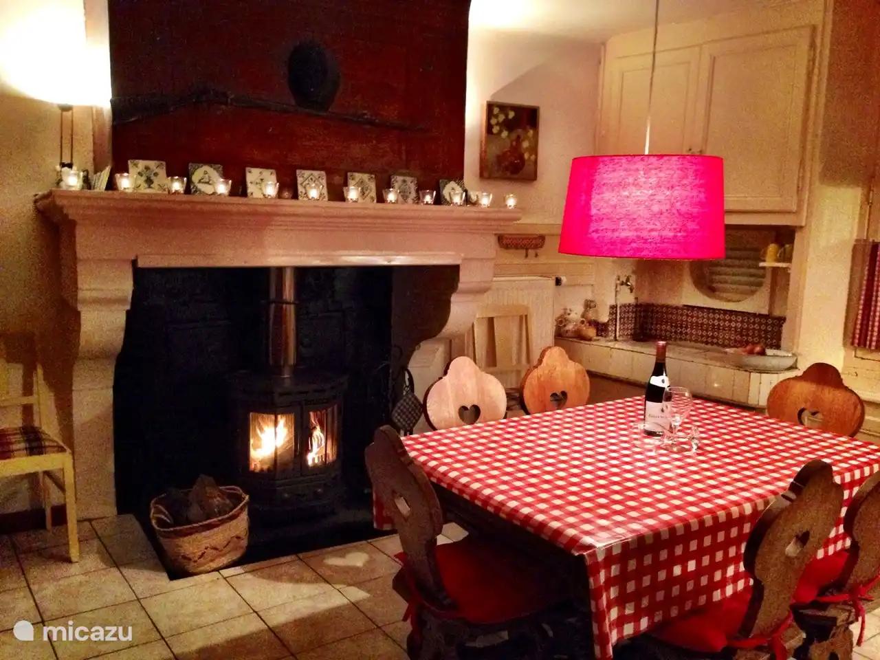 De knusse eetkeuken met een houtkachel onder de grote schouw en een uitschuifbare tafel. Het authentieke aanrechtje is bewaard gebleven, maar uiteraard zijn ook alle moderne voorzieningen aanwezig.