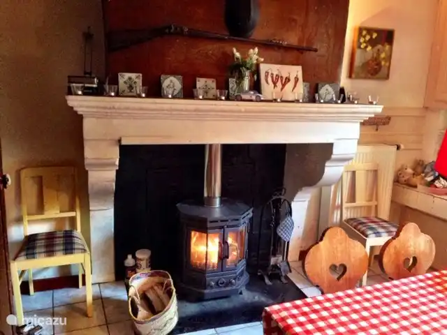 Houtkachel in de keuken.