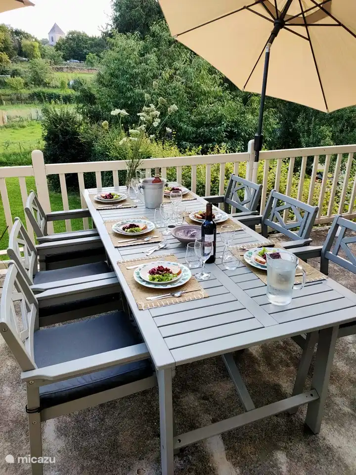 Genieten van een heerlijke maaltijd op het zonneterras.