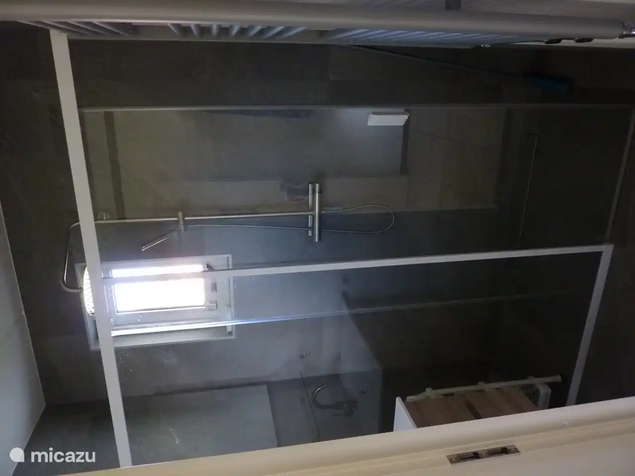 Nieuwe badkamer met inloopdouche.