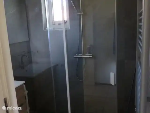 Pas de stress | Pays-Bas, Frise, Sint Nicolaasga - maison de vacances Nouvelle salle de bain avec douche à l'italienne.