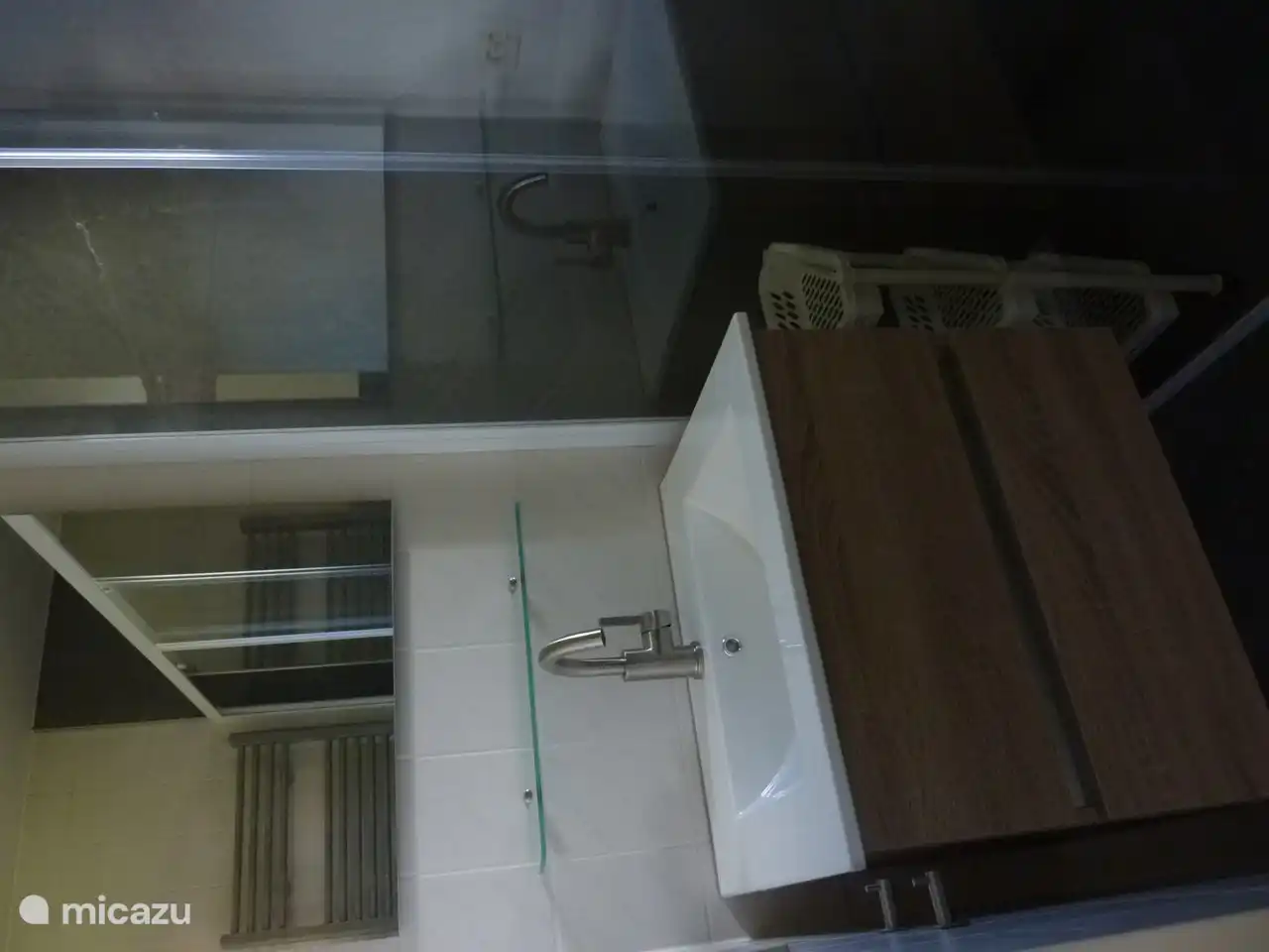 Wastafelmeubel in badkamer.