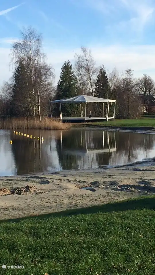 Zwemstrandje bij de aangrenzende camping.