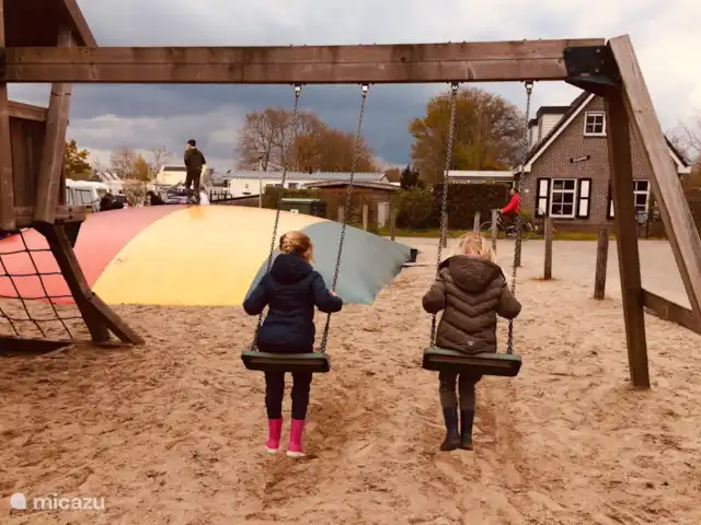 Pas de stress | Pays-Bas, Frise, Sint Nicolaasga - maison de vacances Aire de jeux au camping.