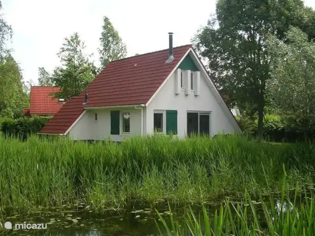 Pas de stress | Pays-Bas, Frise, Sint Nicolaasga - maison de vacances Vous trouverez cette maison de campagne près des bois et de l'eau entre St. Nicolaasga et Langweer. À distance de marche d'un parcours de golf de 18 trous. A côté d'un domaine camping avec étang de baignade, aire de jeux et restaurant. Près des villes pittoresques de Joure, Sloten, Balk, Stavoren et Hindeloopen