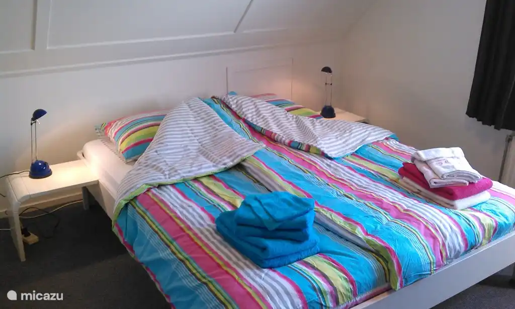 Master-Schlafzimmer mit Waschbecken auf der Wasserseite.