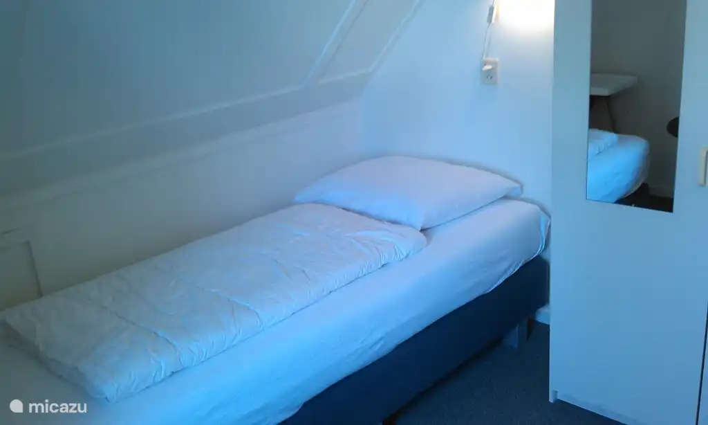 Schlafzimmer mit zwei Einzelbetten.