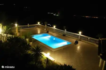 Vakantiehuis Spanje, Andalusië, Arenas villa Villa Vinos zwembad by night