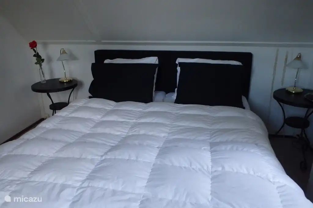 Das Hauptschlafzimmer verfügt über ein geräumiges 2-Personen-Boxspring-Bett mit zwei separaten, ausgezeichneten Matratzen. Dieses Bett verfügt über elektrisch verstellbare Lattenroste für eine optimale Nutzung.