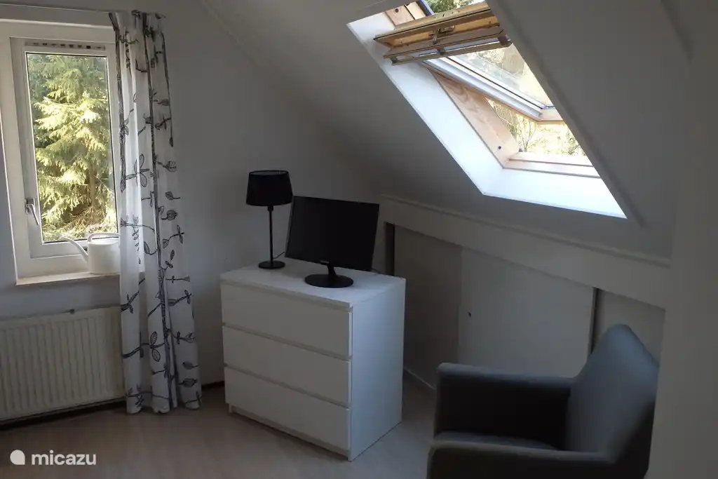 Das Schlafzimmer ist außerdem mit einem Farbfernseher, einer Kommode und einem Kleiderschrank ausgestattet. Ein Dachfenster sorgt für ausreichend Licht und gute Belüftung.