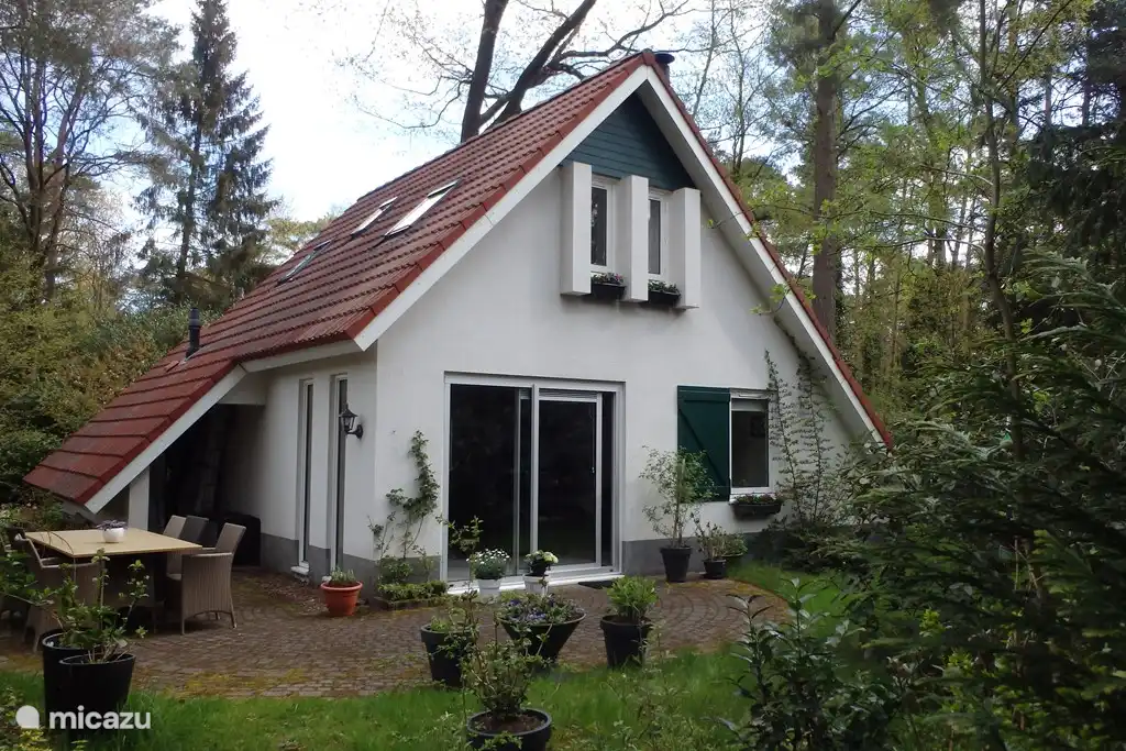 Das freistehende Landhaus liegt wunderschön in einer waldreichen Umgebung am Rande des Bospark Dennenrhode und ist von einem großen Garten umgeben. Das Haus ist sehr geschmackvoll und geschmackvoll eingerichtet und verfügt über ein geräumiges Wohn-Esszimmer, eine offene Luxusküche, 3 Schlafzimmer und 2 Bäder.
