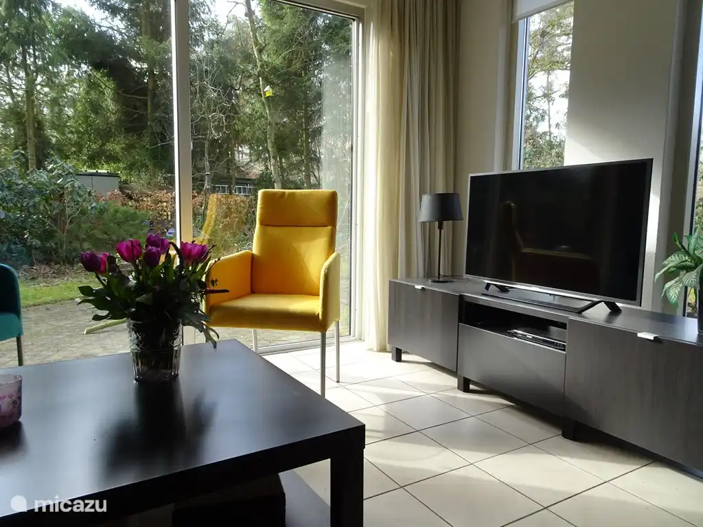 Das Wohnzimmer.
Im Sommer öffnet der Garten im Wohnzimmer durch die Einbeziehung der schuipui und die Natur genießen.