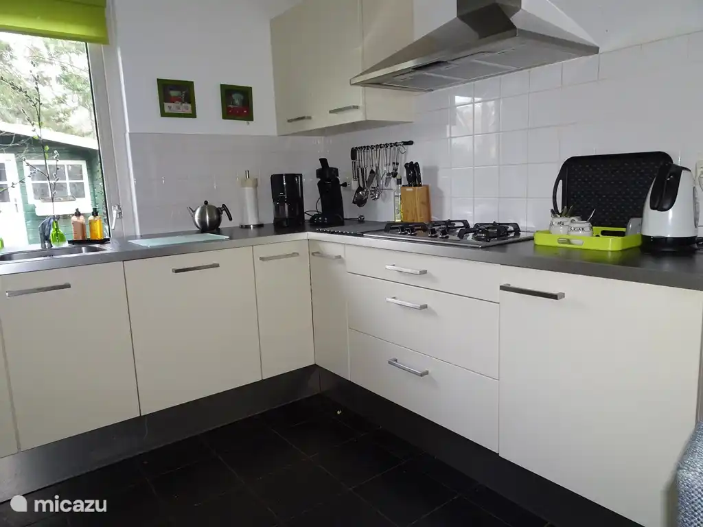 Das gemütliche, offene Küche ist voll ausgestattet mit Luxus-Geräte mit einem Geschirrspüler, Kühlschrank mit Gefrierfach, einer Mikrowelle und einem 4-Platten-Herd ausgestattet. Der Rundtisch für 4 durch die Verwendung eines ovalen Einlageblatt und für 6 Personen geeignet.