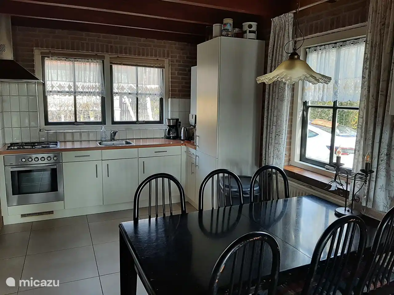 keuken met eethoek, grote koelkast met 3 diepvriesladen