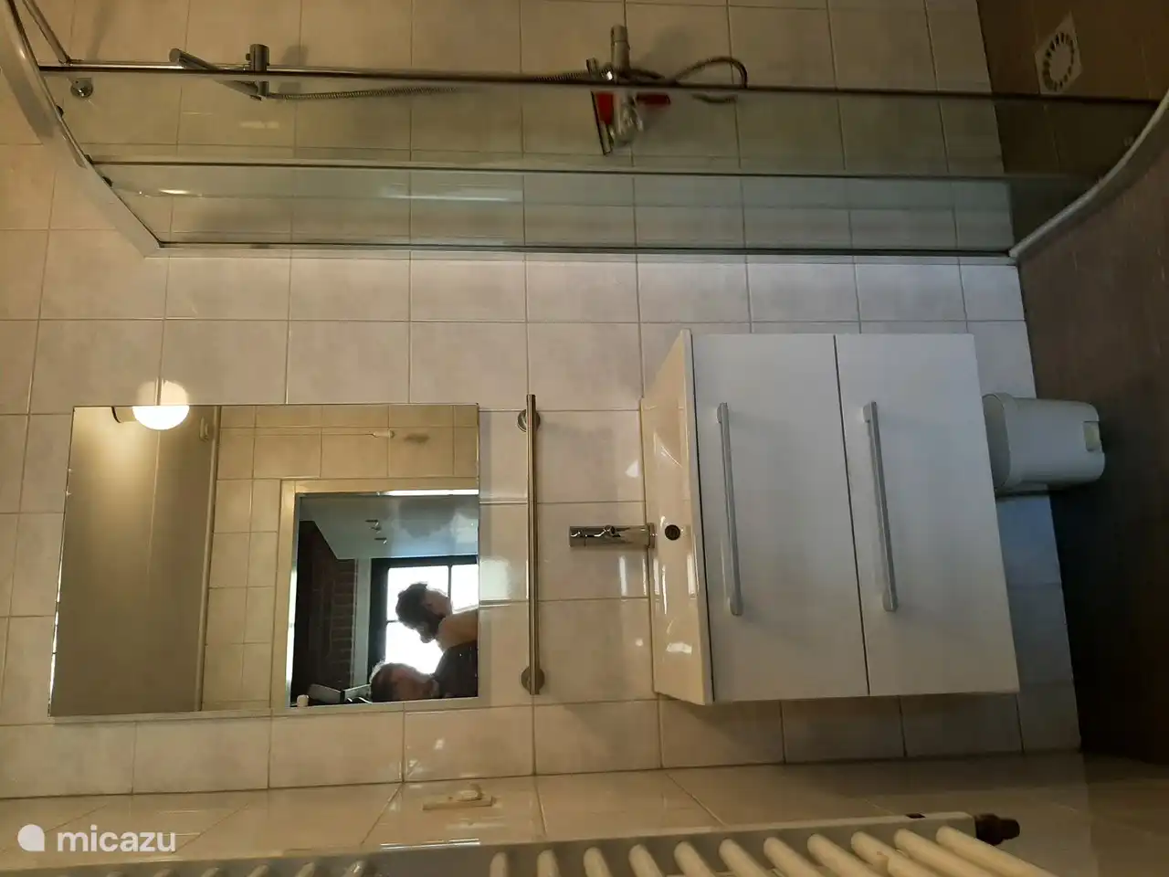 Badkamer met douchecabine en toilet