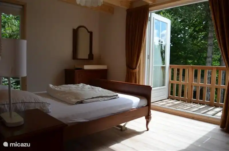 2-Schlafzimmer mit tobenden Türen zum Balkon auf der Rückseite. Großer Kleiderschrank zur Verfügung.