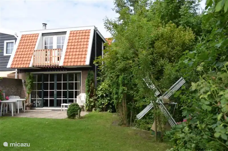 Rückansicht mit Terrasse