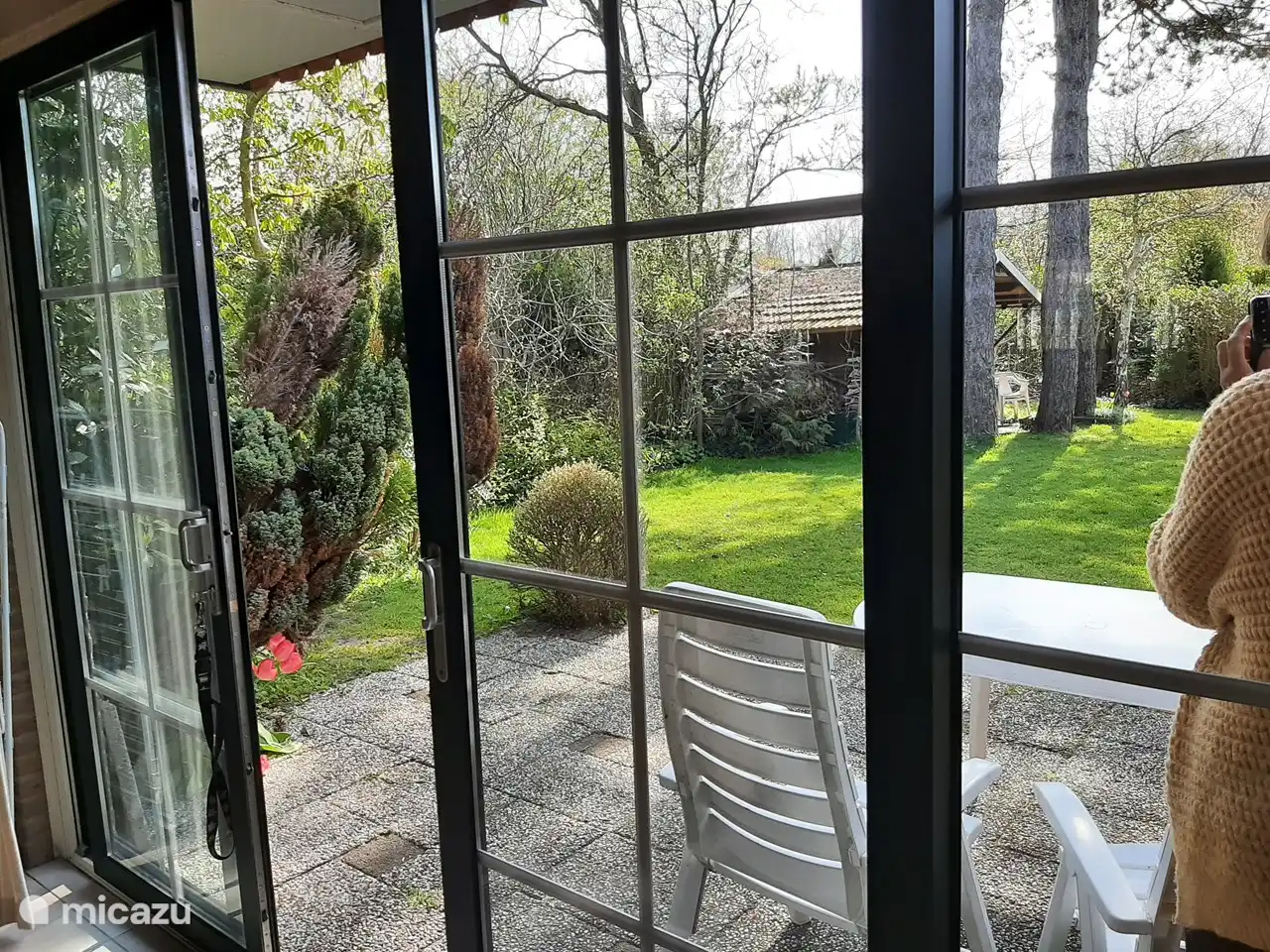 zicht op de achtertuin vanuit de woonkamer