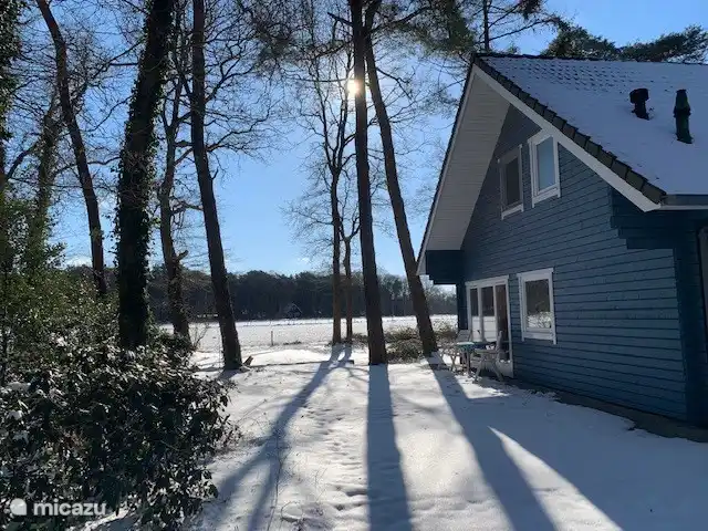 Blick vom Parkplatz des Hauses nach vorne im Winter