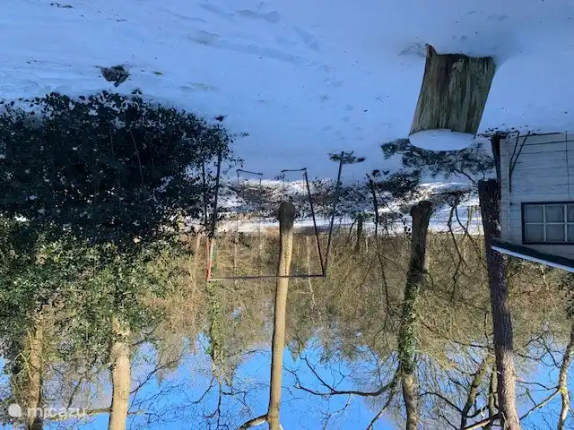 Blick von der Speisekammertür auf die Wiese im Winter