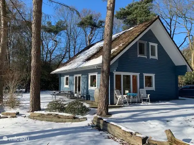 Blick vom Karrepad auf das Haus im Winter.