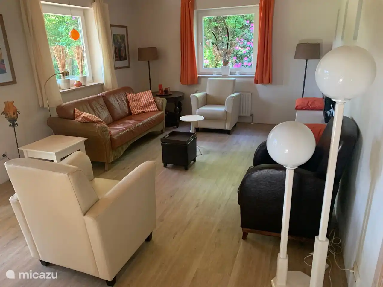 Blick auf die Sitzecke neben dem Fernseher.