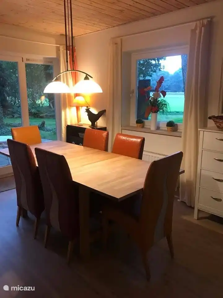 Der Essbereich mit Blick auf die Wiese vorne