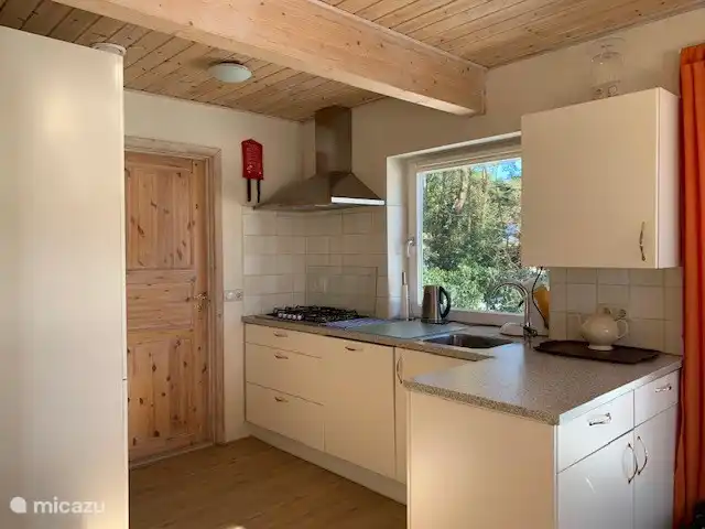 Küche (2) mit Blick auf die linke Terrasse.