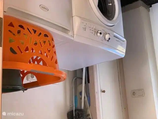 Hauswirtschaftsraum mit Waschmaschine und Gefrierschrank (1)