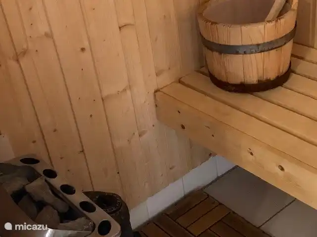 Saunaofen und Eimer.