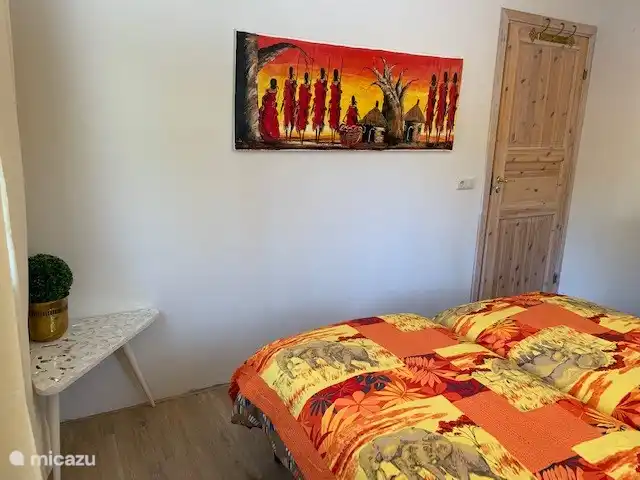Schlafzimmer BGG, Blick durch die Tür.