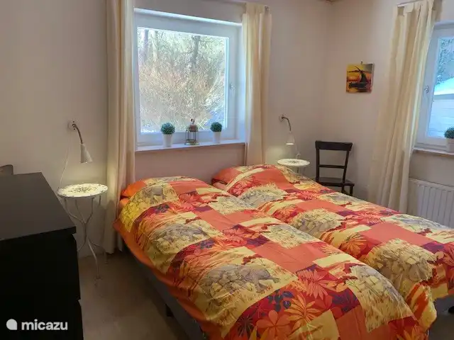 Schlafzimmer BGG Blick aus den Fenstern.
