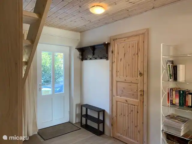 Flur mit der Tür zum Badezimmer unten