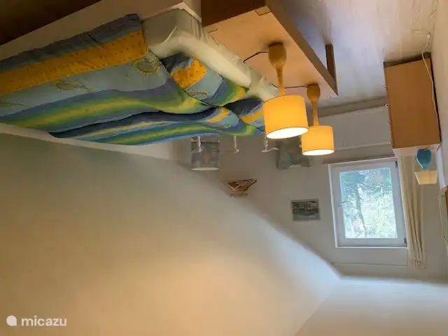 Großes Schlafzimmer mit Doppelbett.