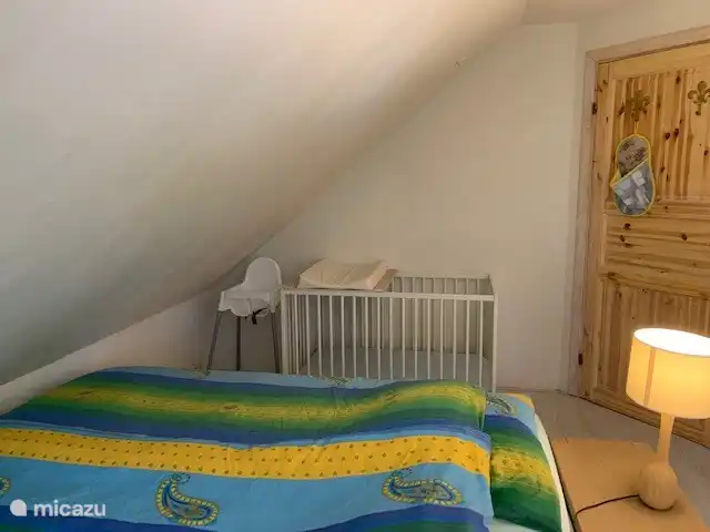 Babybett und Hochstuhl.