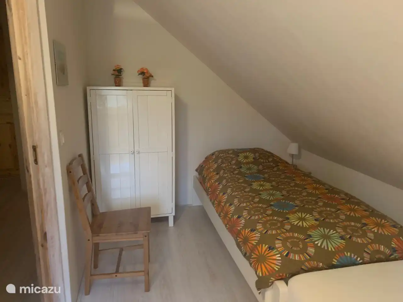 Das andere Bett und ein Schrank.