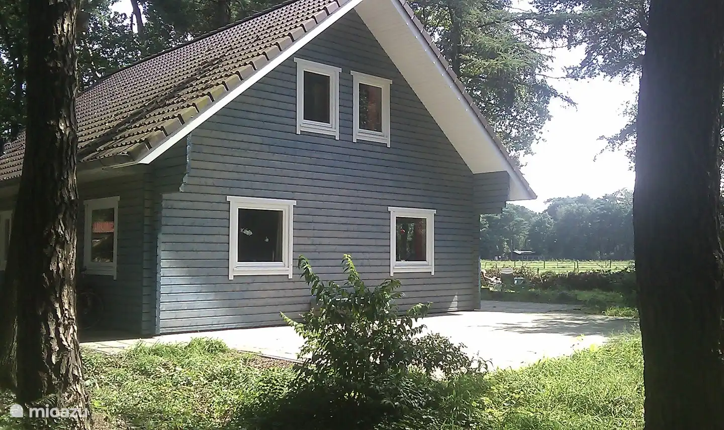 Seitenansicht von der linken Terrasse