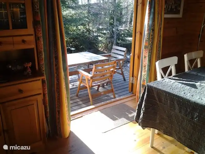 Vom Wohnzimmer auf der Terrasse in der Sonne, mit Blick auf den See.