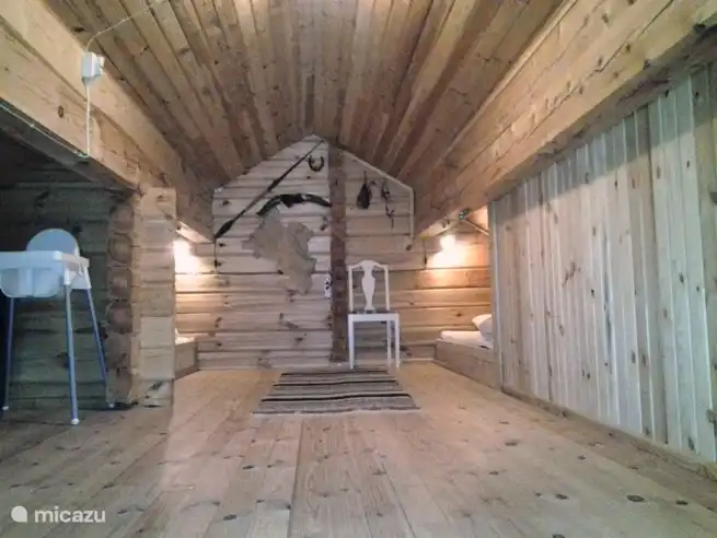 Dachzimmer mit zwei eingebauten Bettgestelle